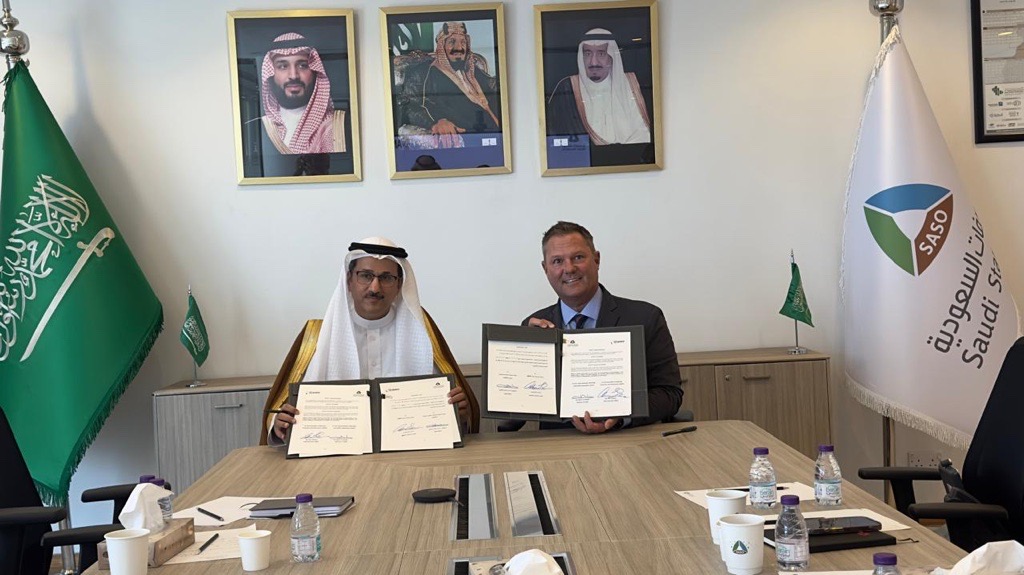 Omar Al-Qwaiz, Deputy Governor for Specifications and Calibration and AMPP CEO Alan Thomas sign agreement.
